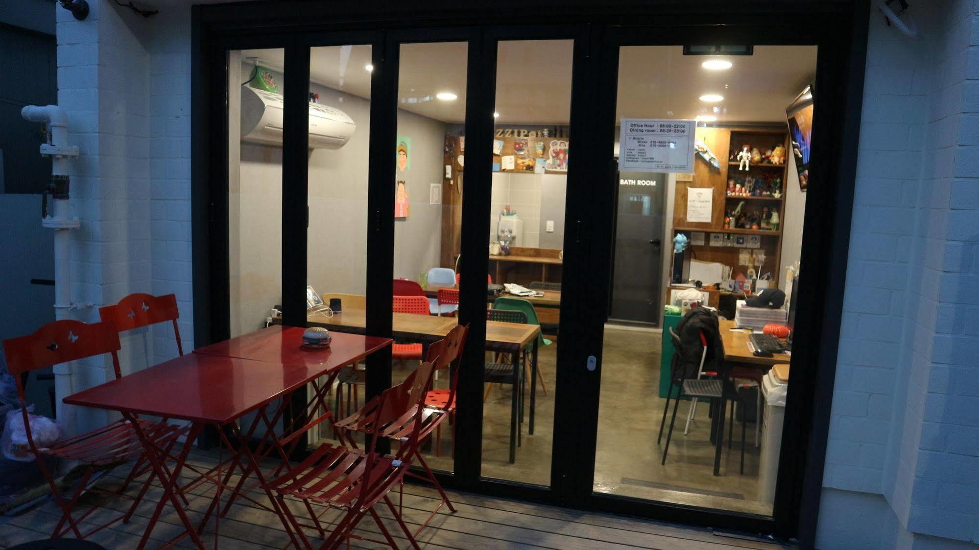 Zzzip Guesthouse In Hongdae Seul Zewnętrze zdjęcie